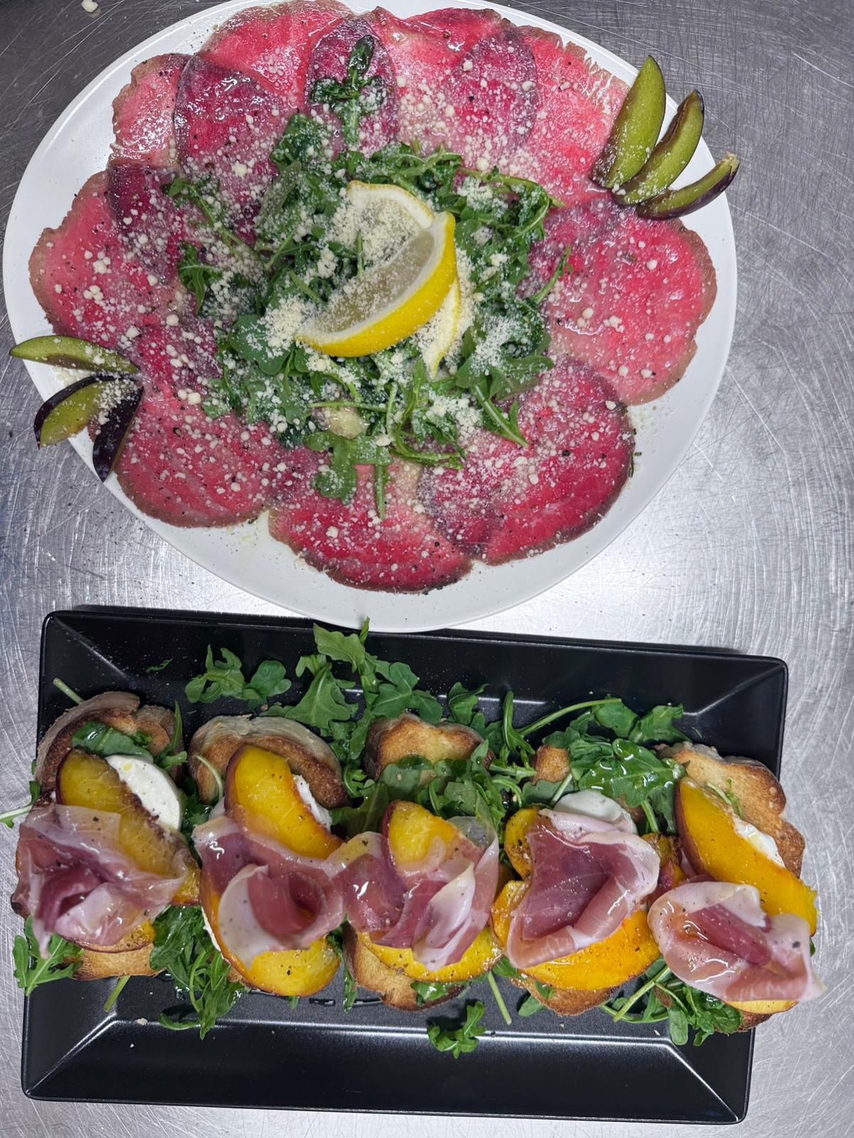 Rinder-Carpaccio und Bruschetta mit Burrata und Parmaschinken