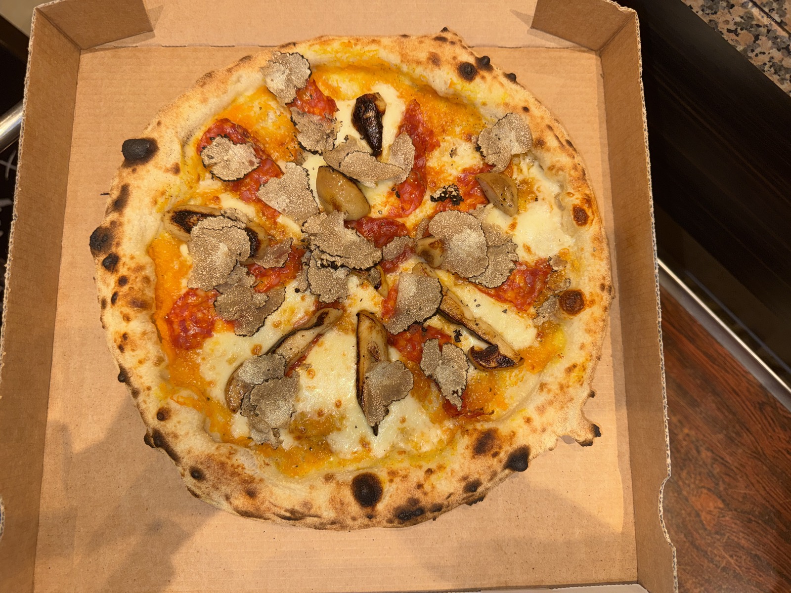 Steinofen-Pizza mit frischem Trüffel und Steinpilzen